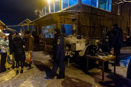 Санкт-Петербург. Крещенские ночные купания на озере Среднее Суздальское.