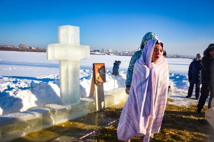 Новосибирск. Верующие во время крещенского купания в проруби на реке Обь.