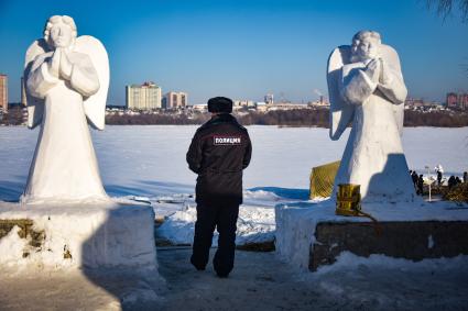 Новосибирск. Охрана  во время крещенского купания в проруби на реке Обь.