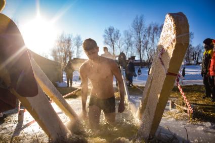 Новосибирск. Верующие во время крещенского купания в проруби на реке Обь.