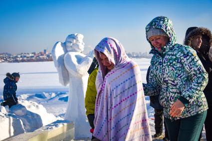 Новосибирск. Верующие во время крещенского купания в проруби на реке Обь.