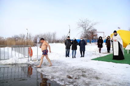 Краснодарский край. Тимашевск. Верующий во время крещенского купания.