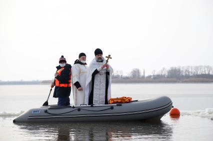 Краснодарский край. Тимашевск. Священнослужитель совершает обряд освящения воды в праздник Крещения Господня.