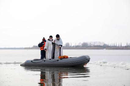 Краснодарский край. Тимашевск. Священнослужитель совершает обряд освящения воды в праздник Крещения Господня.