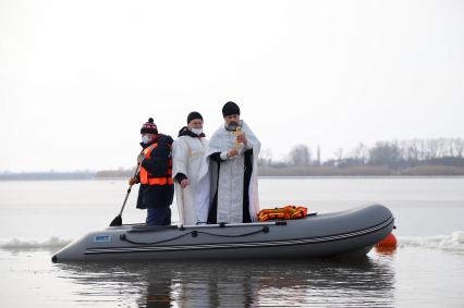 Краснодарский край. Тимашевск. Священнослужитель совершает обряд освящения воды в праздник Крещения Господня.