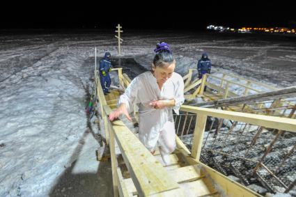 Владивосток. Крещенские ночные купания в соленой проруби Японского моря.