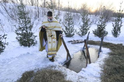 Барнаул. Батуюшка освящает воду на реки Оби в праздник Крещения Господня.