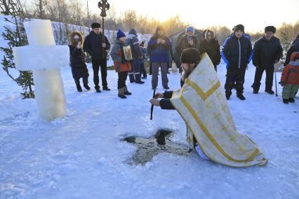 Барнаул. Батуюшка освящает воду на реки Оби в праздник Крещения Господня.