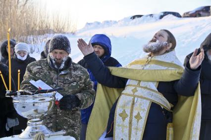 Барнаул. Батуюшка освящает воду на реки Оби в праздник Крещения Господня.