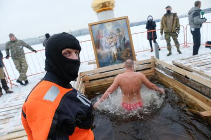 Санкт-Петербург. Санкт-Петербург. Мужчина во время крещенских купаний в купели у  Петропавловской крепости.