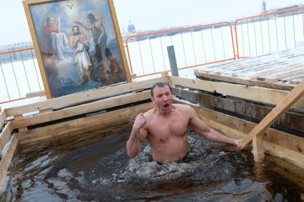 Санкт-Петербург. Санкт-Петербург. Мужчина во время крещенских купаний в купели у  Петропавловской крепости.