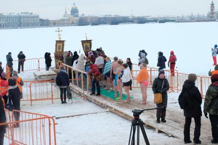 Санкт-Петербург. Санкт-Петербург. Во время крещенских купаний в купели у  Петропавловской крепости.