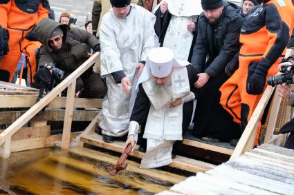 Санкт-Петербург. Митрополит Санкт-Петербургский и Ладожский Варсонофий (Анатолий Судаков) во время чина освящения воды в купели  у  Петропавловской крепости.