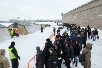 Санкт-Петербург. Санкт-Петербург.  Люди в очереди на крещенские купания в купели у  Петропавловской крепости.