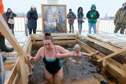 Санкт-Петербург. Санкт-Петербург. Женщина во время крещенских купаний в купели у  Петропавловской крепости.