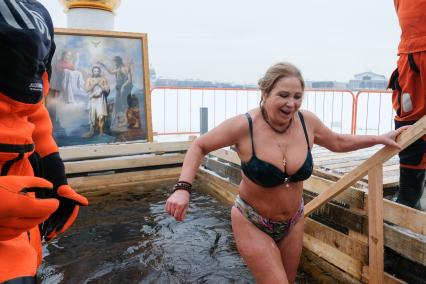 Санкт-Петербург. Санкт-Петербург. Женщина во время крещенских купаний в купели у Петропавловской крепости.
