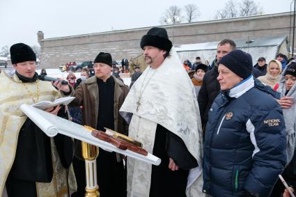 Санкт-Петербург. Во время чина освящения воды в купели  у  Петропавловской крепости.