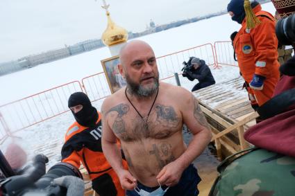 Санкт-Петербург. Санкт-Петербург. Мужчина во время крещенских купаний в купели у Петропавловской крепости.