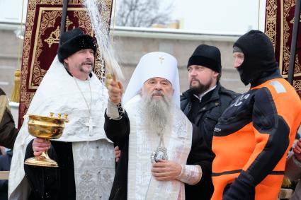 Санкт-Петербург. Митрополит Санкт-Петербургский и Ладожский Варсонофий (Анатолий Судаков) во время чина освящения воды в купели  у  Петропавловской крепости.