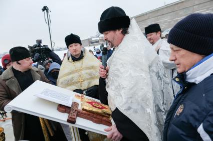 Санкт-Петербург. Во время чина освящения воды в купели  у  Петропавловской крепости.