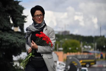 Москва. Телеведущая Ирина Полякова перед началом церемонии прощания с телеведущим Александром Беляевым на Троекуровском кладбище.