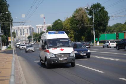 Самара.  Автомобиль скорой помощи на одной из улиц города.