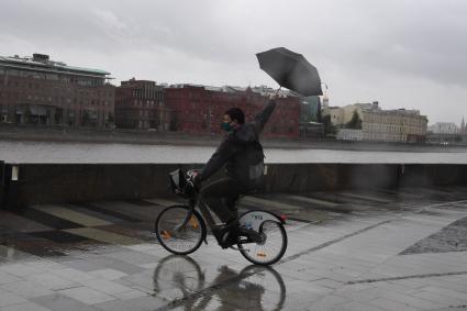 Москва. Корреспондент КП Павел Клоков едет на велосипеде.