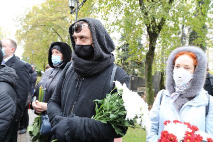 Новодевичье кладбище. Открытие памятника худруку ЛЕНКОМА Марку Захарову работы известного скульптора Александра Рукавишникова. 2020. На снимке: актер Александр Лазарев