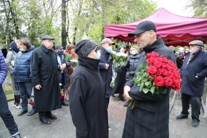 Новодевичье кладбище. Открытие памятника худруку ЛЕНКОМА Марку Захарову работы известного скульптора Александра Рукавишникова. 2020. На снимке: актриса Инна Чурикова и композитор Игорь Крутой