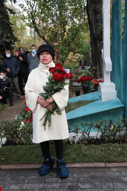 Новодевичье кладбище. Открытие памятника худруку ЛЕНКОМА Марку Захарову работы известного скульптора Александра Рукавишникова. 2020. На снимке: актриса Людмила Поргина (справа)