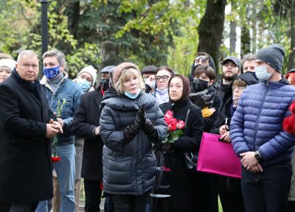 Новодевичье кладбище. Открытие памятника худруку ЛЕНКОМА Марку Захарову работы известного скульптора Александра Рукавишникова. 2020. На снимке: дочь Марка Захарова, актриса Александра Захарова (в центре)