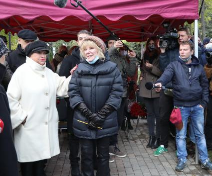 Новодевичье кладбище. Открытие памятника худруку ЛЕНКОМА Марку Захарову работы известного скульптора Александра Рукавишникова. 2020. На снимке: актриса Людмила Поргина (слева) и дочь Марка Захарова, актриса Александра Захарова