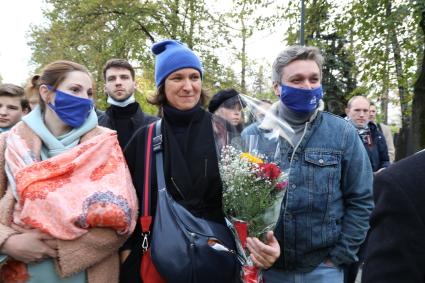 Новодевичье кладбище. Открытие памятника худруку ЛЕНКОМА Марку Захарову работы известного скульптора Александра Рукавишникова. 2020. На снимке: актриса Олеся Железняк