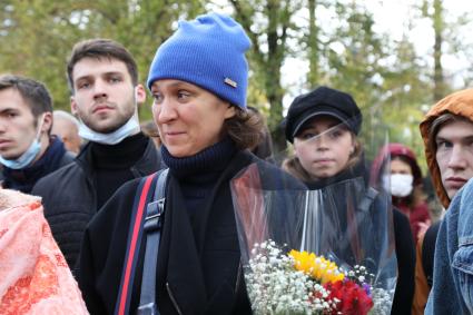 Новодевичье кладбище. Открытие памятника худруку ЛЕНКОМА Марку Захарову работы известного скульптора Александра Рукавишникова. 2020. На снимке: актриса Олеся Железняк