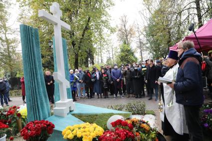 Новодевичье кладбище. Открытие памятника худруку ЛЕНКОМА Марку Захарову работы известного скульптора Александра Рукавишникова. 2020