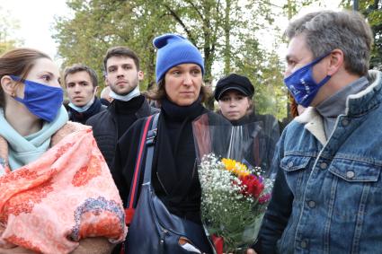 Новодевичье кладбище. Открытие памятника худруку ЛЕНКОМА Марку Захарову работы известного скульптора Александра Рукавишникова. 2020. На снимке: актриса Олеся Железняк