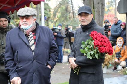 Новодевичье кладбище. Открытие памятника худруку ЛЕНКОМА Марку Захарову работы известного скульптора Александра Рукавишникова. 2020. На снимке: художественный руководитель Московского академического театра Сатиры, актер, режиссер Александр Ширвиндт и композитор Игорь Крутой (справа)