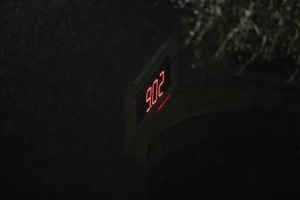 Красноярск. Дождь в феврале. Уличный термометр показывает 9 градусов тепла.