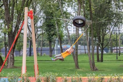 Москва. Детская площадка на территории парка развлечений `Остров мечты` в Нагатинской пойме.