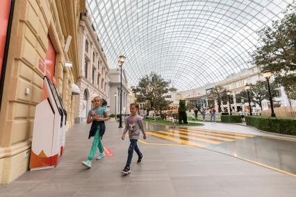 Москва.  Посетители тематического парка развлечений  `Остров мечты` в Нагатинской пойме.