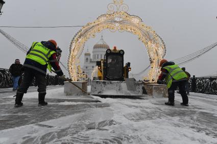 Москва.  Уборка снега на Патриаршем мосту у храма Христа Спасителя.