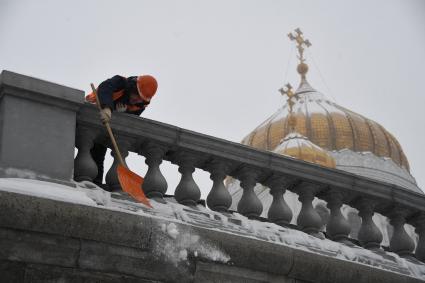 Москва.  Уборка снега на Патриаршем мосту у храма Христа Спасителя.