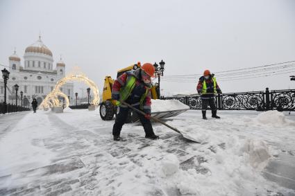 Москва.  Уборка снега на Патриаршем мосту у храма Христа Спасителя.