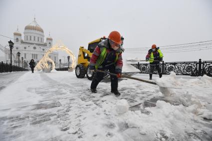 Москва.  Уборка снега на Патриаршем мосту у храма Христа Спасителя.