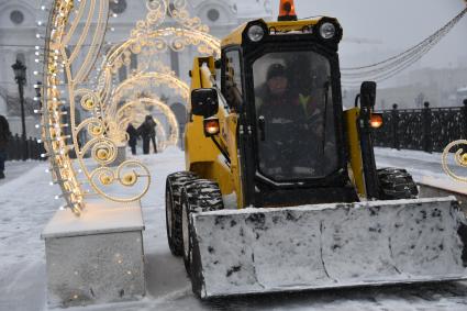 Москва.  Уборка снега на Патриаршем мосту у храма Христа Спасителя.