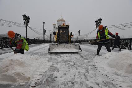 Москва.  Уборка снега на Патриаршем мосту у храма Христа Спасителя.