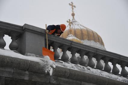 Москва.  Уборка снега на Патриаршем мосту у храма Христа Спасителя.