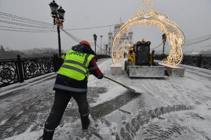 Москва.  Уборка снега на Патриаршем мосту у храма Христа Спасителя.