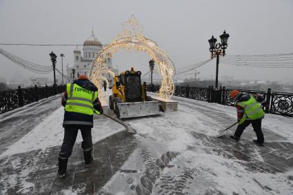 Москва.  Уборка снега на Патриаршем мосту у храма Христа Спасителя.