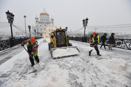 Москва.  Уборка снега на Патриаршем мосту у храма Христа Спасителя.